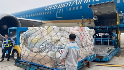 Bộ Công an và Bộ Quốc phòng gửi gần 30 tấn hàng cứu trợ đến Myanmar