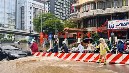 CSGT Thủ đô gồng mình phân luồng, hỗ trợ người dân di chuyển trong mưa
