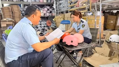 TP Hồ Chí Minh phát hiện kho mũ bảo hiểm giả