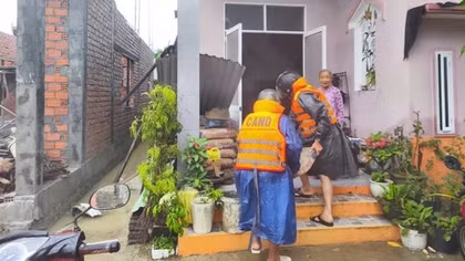 Công an tỉnh Quảng Nam túc trực chốt chặn, hướng dẫn giao thông tại các tuyến ngập lụt, sạt lở