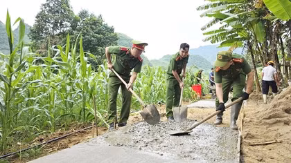 Chung tay làm đường bê tông cho hộ dân có hoàn cảnh khó khăn