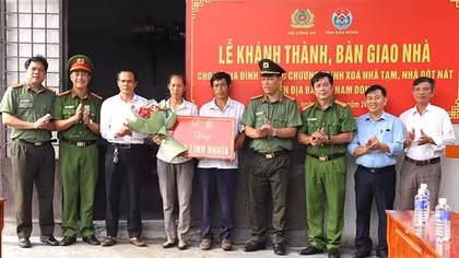 Bàn giao nhà cho người dân có hoàn cảnh khó khăn ở xã Nam Dong