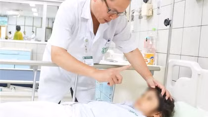 Bé gái co giật được CSGT đưa đi cấp cứu đã xuất viện