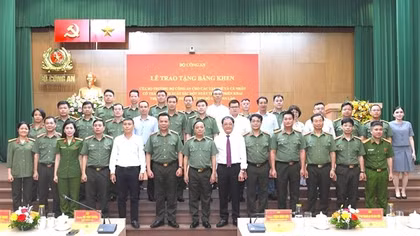 Khen thưởng các tập thể, cá nhân trong triển khai thực hiện các dự án hỗ trợ Bộ Công an Lào