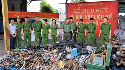 Công an Nam Định tiêu hủy hàng nghìn vũ khí, vật liệu nổ và công cụ hỗ trợ