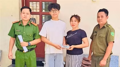 Nhặt được 37 triệu đồng, nam sinh lớp 12 trình báo Công an xã tìm người trả lại