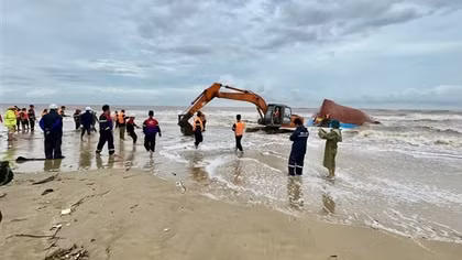 Đứng giữa miền đất chịu nhiều dông bão