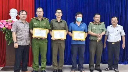Khen thưởng, thăm hỏi cán bộ Công an và người dân dũng cảm đấu tranh với tội phạm