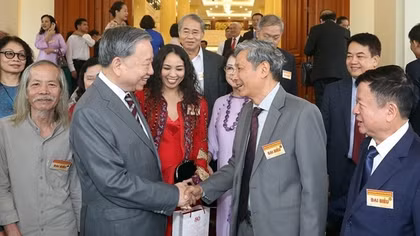 Tổng Bí thư Tô Lâm gặp mặt trí thức, nhà khoa học, văn nghệ sĩ