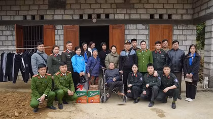 Công an tỉnh Cao Bằng tặng quà cho người khuyết tật