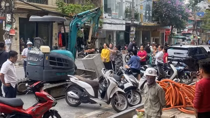 Thông tin mới về việc một nhóm người đưa máy xúc tháo dỡ công trình giữa trung tâm thành phố Hải Phòng