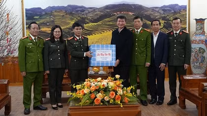 Bí thư Tỉnh ủy thăm, chúc Tết Công an tỉnh Yên Bái