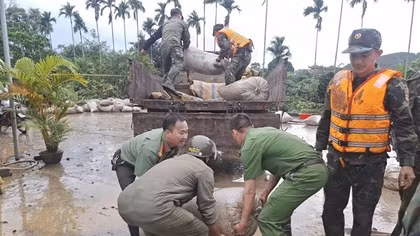 Công an Lâm Đồng tăng cường hỗ trợ, động viên bà con bị thiệt hại sau mưa lũ