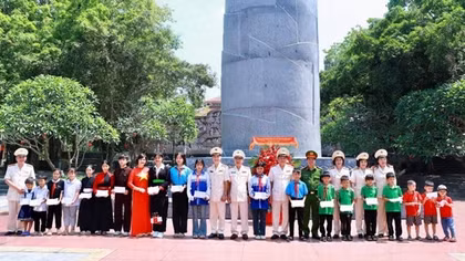 Công an hưu trí khối XDLL và Hội Cựu CAND tỉnh Ninh Bình về nguồn