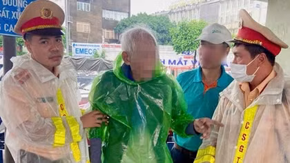 Cụ ông đi lạc trong mưa bão được CSGT Hà Nội hỗ trợ trở về nhà