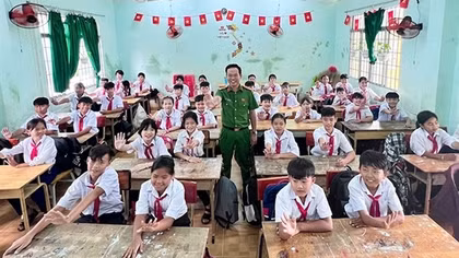 Người thầy Cảnh sát tăng cường về xã biên giới, gắn bó với nhân dân