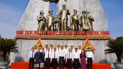 Tỉnh Quảng Bình và Bô-Ly-Khăm-Xay (Lào) tưởng niệm Bác Hồ và các anh hùng liệt sĩ