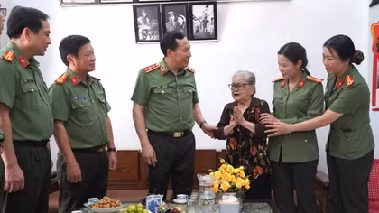 Thứ trưởng Lê Văn Tuyến thăm Khu di tích An ninh Khu V và tri ân người có công