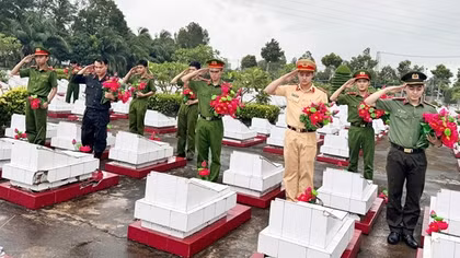 Thay hoa mới cho gần 4.500 mộ phần Liệt sĩ