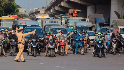 Cửa ngõ phía Nam đông nghịt, CSGT ứng trực điều tiết chống ùn tắc