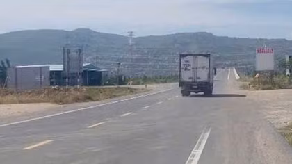 Xe đầu kéo cán tử vong nhân viên quán dừng nghỉ ven đường dẫn cao tốc