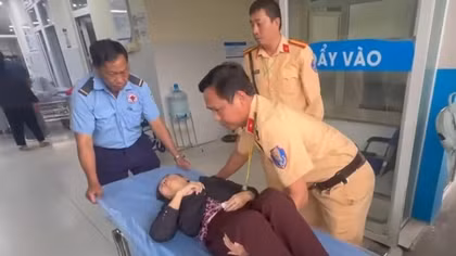 Trên đường tuần tra, CSGT Công an tỉnh Đồng Nai cứu nhiều người dân gặp nạn