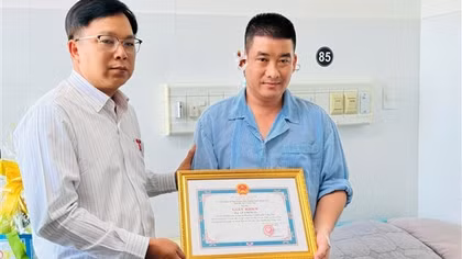 Thăm hỏi, động viên Cảnh sát khu vực bị thương khi làm nhiệm vụ
