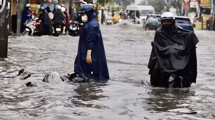Mưa kéo dài, nhiều tuyến đường ở TP Hồ Chí Minh ngập nặng
