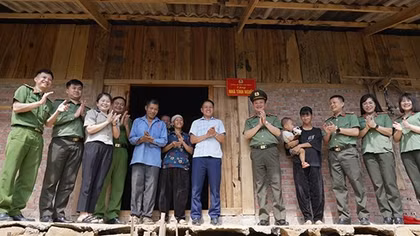 Công an tỉnh Cao Bằng tổ chức lễ khánh thành, gắn biển nhà tình nghĩa