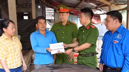 Đồng Tháp: Công an xã trao tiền hỗ trợ gia đình có người thân tử vong do tai nạn