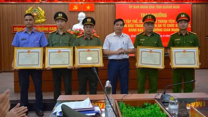 Khen thưởng nhiều tập thể, cá nhân tham gia chuyên án triệt phá tổ chức đánh bạc quy mô lớn