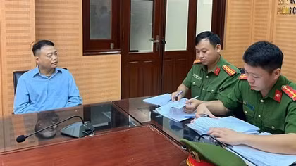 Khi “cá mập” rớt khỏi bể kính