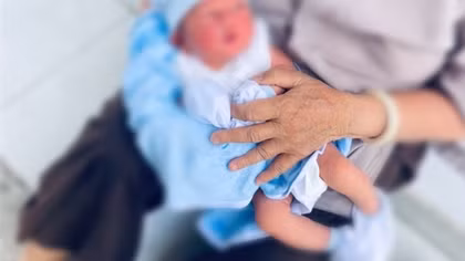 Bé trai sơ sinh bị bỏ rơi trước cổng chùa