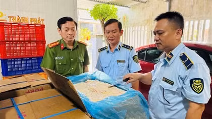 Phát hiện gần nửa tấn mỡ động vật nghi nhập lậu tại một doanh nghiệp