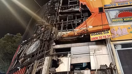 Cháy bảng quảng cáo rộng gần 50m2, lan sang 2 căn nhà 5 tầng