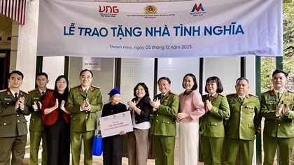 Trao tặng 23 căn nhà tình nghĩa, phát thuốc miễn phí cho các hộ nghèo và người dân vùng lũ