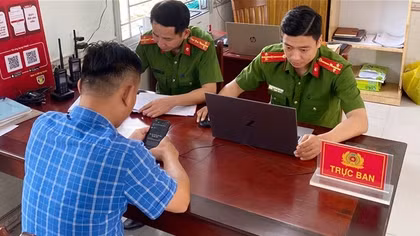 Công an phường giúp người dân nhận lại hơn 400 triệu đồng chuyển khoản nhầm