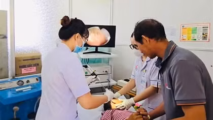 Nội soi “dọn” ổ ấu trùng trong tai một bệnh nhân ở Khánh Hòa