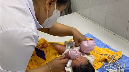 Công an phường Ninh Hòa cứu bé gái sơ sinh bị bỏ rơi sau ngôi miếu