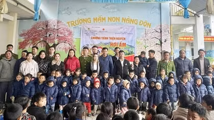 Sẻ chia yêu thương đến các em học sinh nơi rẻo cao biên giới