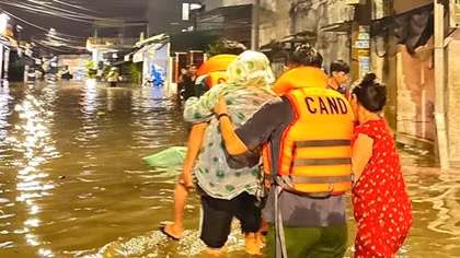 Công an Lâm Đồng trắng đêm di dời, cứu người dân trong mưa lũ