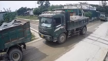 CSGT Công an TP Đà Nẵng ra tay xử phạt xe tải "chặn lối” đường sắt Bắc – Nam