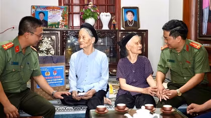 Nghĩa tình tuổi trẻ Công an Bắc Ninh trong "Bữa cơm sum họp – Ấm áp tình mẹ”