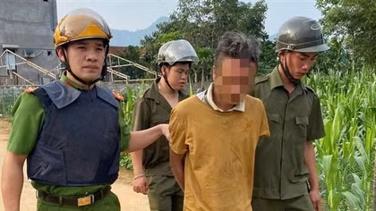 Công an xã khống chế đối tượng dùng dao uy hiếp người đi đường