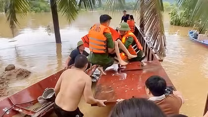 Công an xã Cẩm Tú giúp dân khắc phục hậu quả sau bão số 5