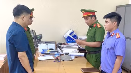 Xuất khống hóa đơn để "cát tặc" lộng hành, thêm 3 đối tượng bị khởi tố
