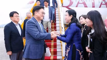 Chủ tịch Quốc hội Hàn Quốc đến Hà Nội, bắt đầu thăm chính thức Việt Nam