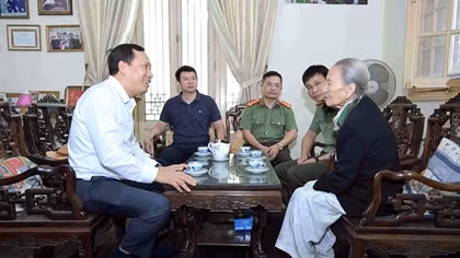Thứ trưởng Lê Văn Tuyến thăm hỏi, tri ân gia đình các đồng chí cố lãnh đạo Bộ Công an