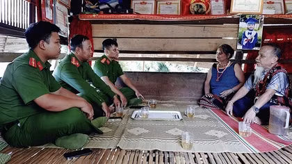 Già làng Cơ Tu chung tay gìn giữ an ninh, trật tự cơ sở