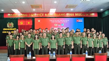 Công an cửa khẩu Cảng hàng không quốc tế Nội Bài quyên góp ủng hộ nhân dân Cuba